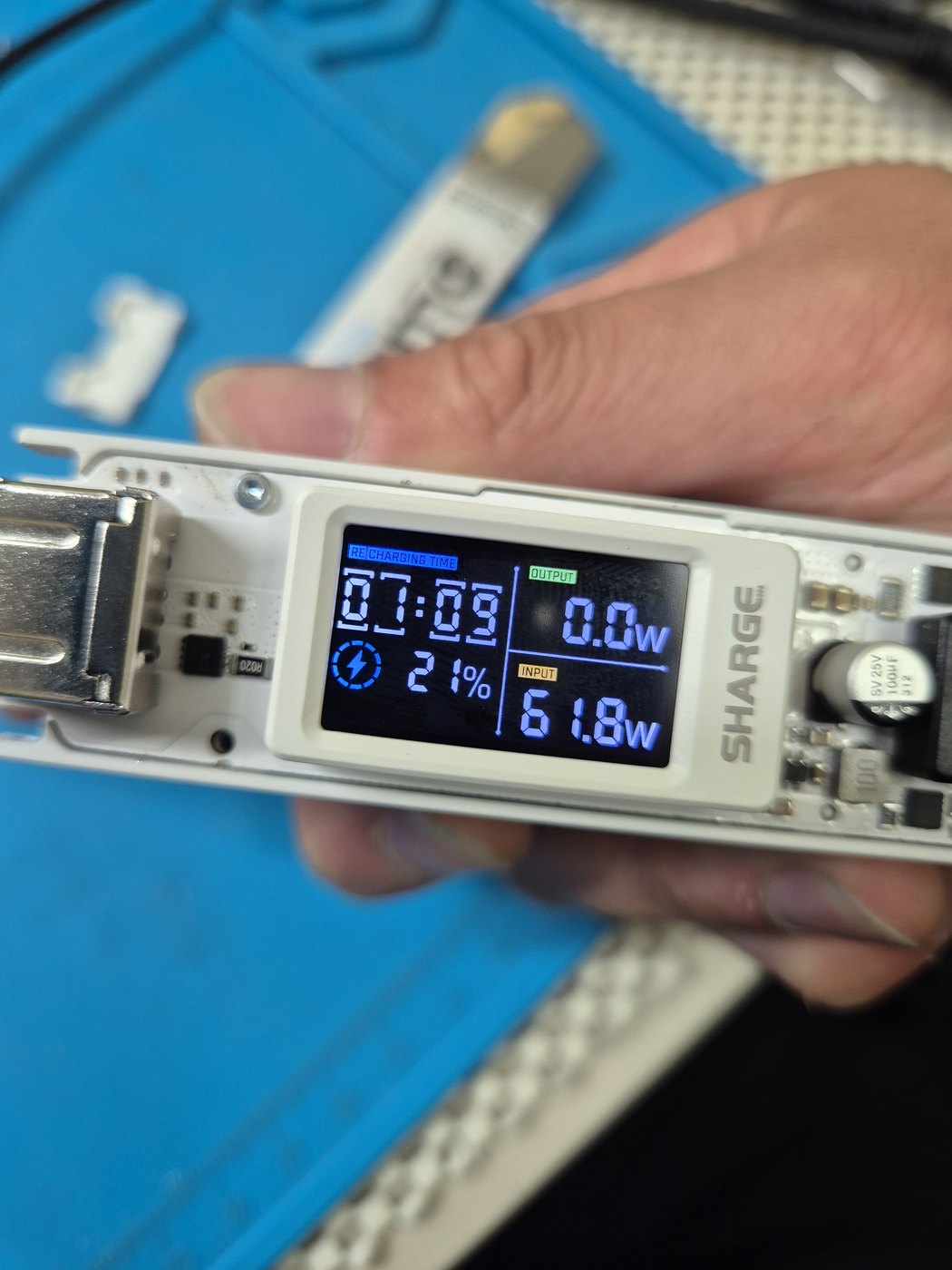 USB power meter showing charging current during device diagnostics